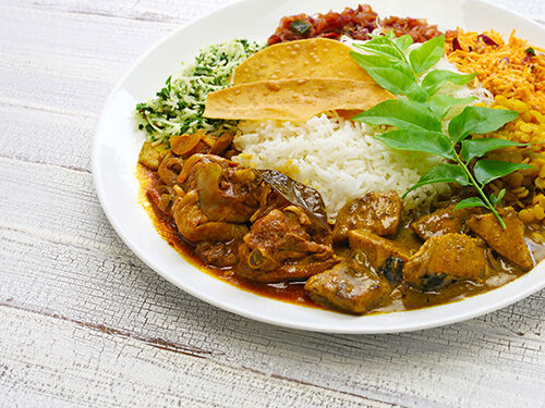 Assiette avec viande sauce curry et riz