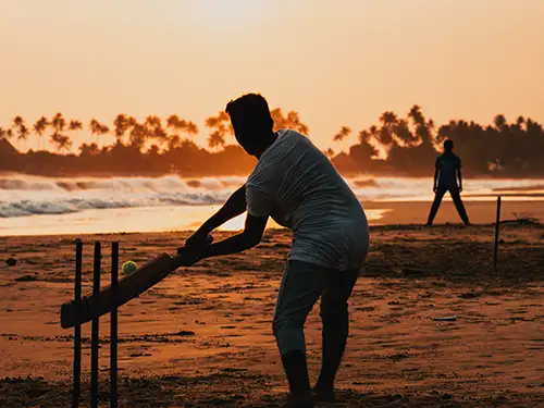Joueurs de cricket sur la plage