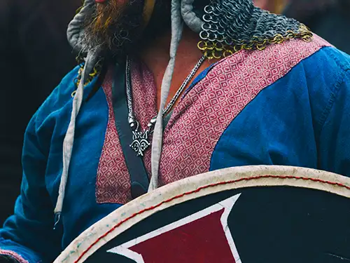 Homme en tenue de viking