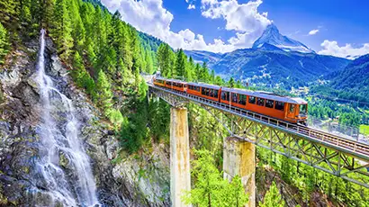 Trains panoramiques dans les montagnes