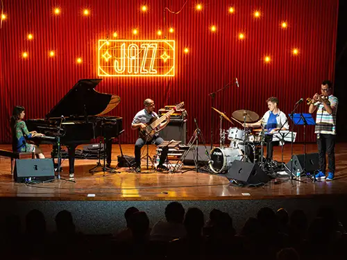 Musiciens sur une scène