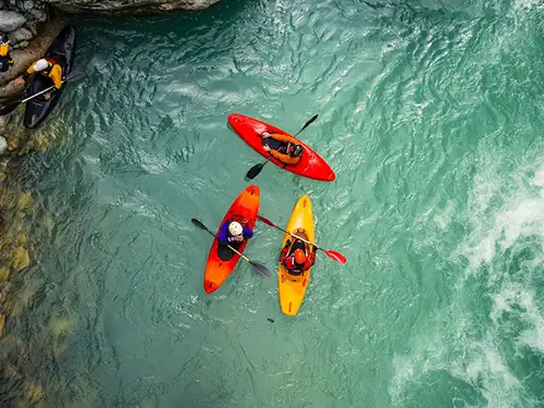 Personnes dans des canoë vus de haut