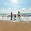 Parents et enfants à la plage