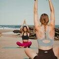 Femme faisant du yoga sur la plage