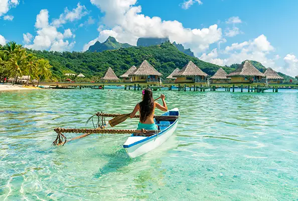 Femme sur une pirogue