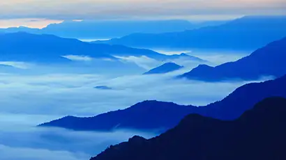 Collines dans les nuages