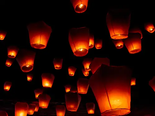 Lanternes allumées dans le ciel
