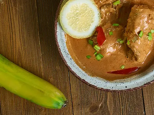 Assiette de plat en sauce avec une banane
