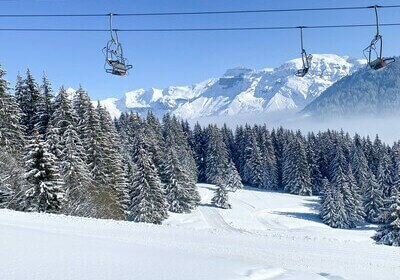 Montagne ennaigée avec télésiège