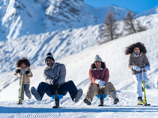 Famille sur des luges à la neige