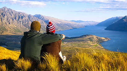 Couple de dos dans les Fjords en Nouvelle Zélande