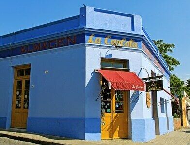 Magasin à la façade bleue