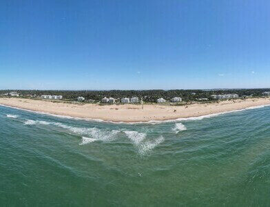 Vue sur la mer et la ville