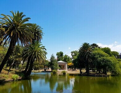 parc à Montevideo avec un lac
