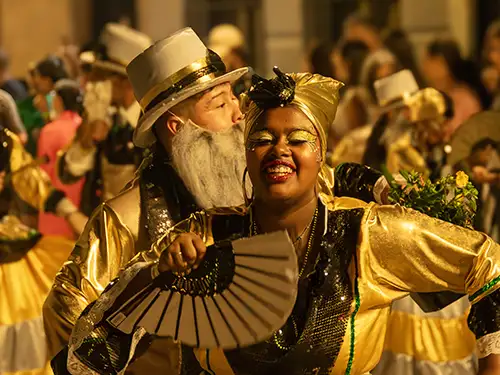 Femme et homme lors d'un carnaval, habillés en doré