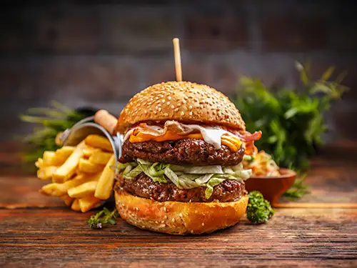 Assiette avec un burger