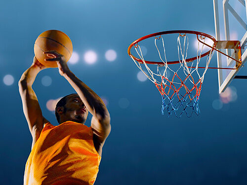 Basketteur devant le panier