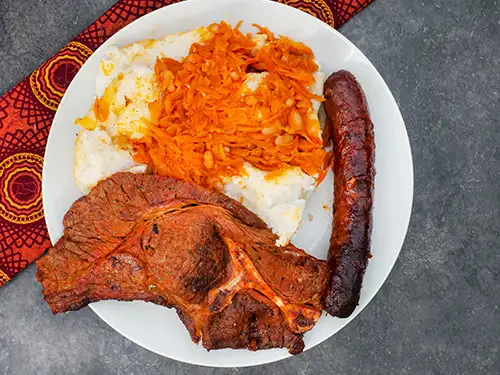 Assiette de viande, carottes et oeuf