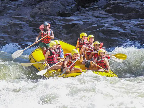 Groupe de personnes en rafting