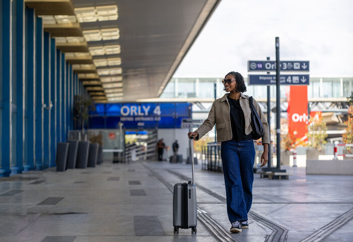 HUB Femme avec sa valise à l'aéroport d'Orly