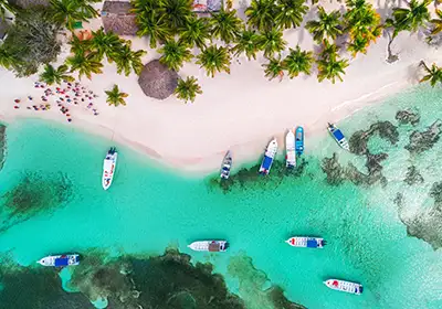 Plage sable blanc et eau turquoise
