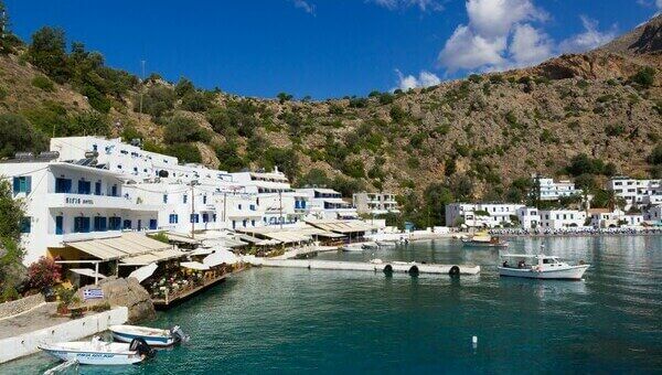 Port de pêcheurs avec barques