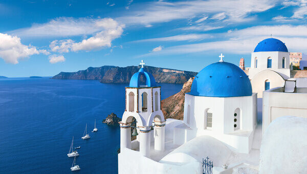 Maisons avec toits bleus à Santorin