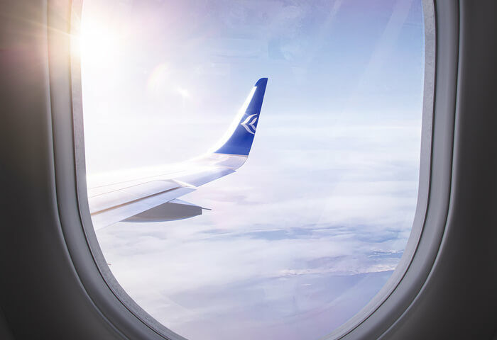 Vue de l'aile de l'avion Aegean depuis le hublot